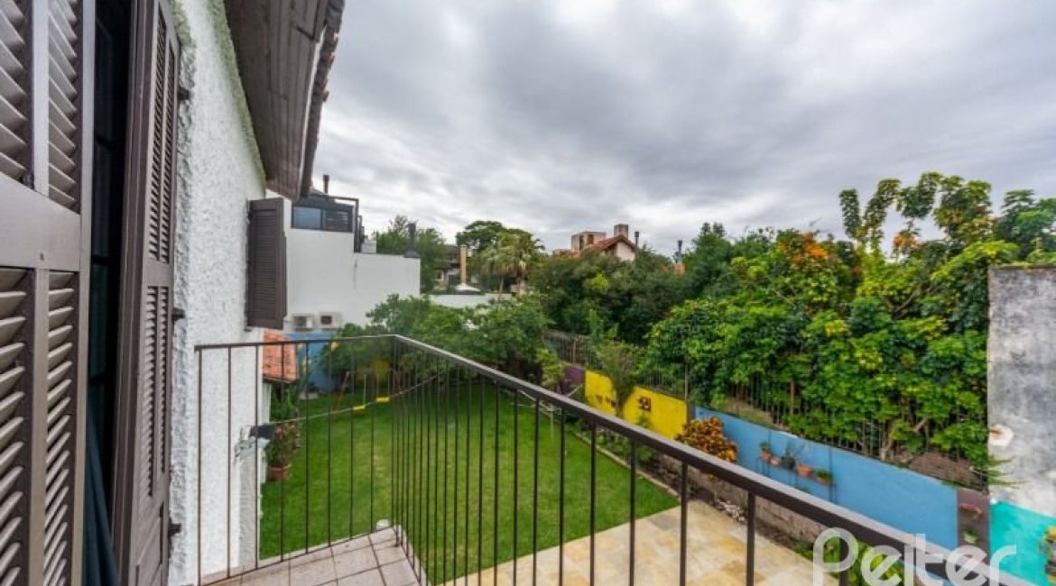 Casa à venda com 377m², 4 dormitórios, 3 suítes, 4 vagas, no bairro Vila Assunção em Porto Alegre