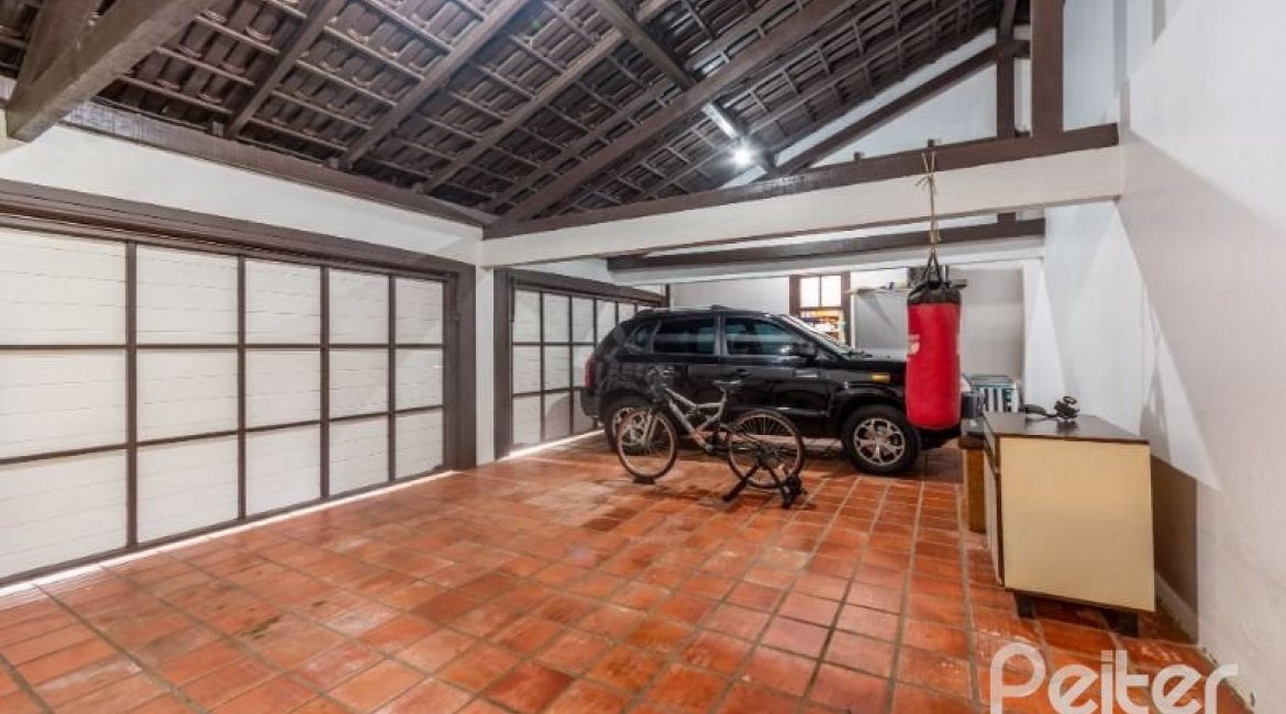 Casa à venda com 377m², 4 dormitórios, 3 suítes, 4 vagas, no bairro Vila Assunção em Porto Alegre
