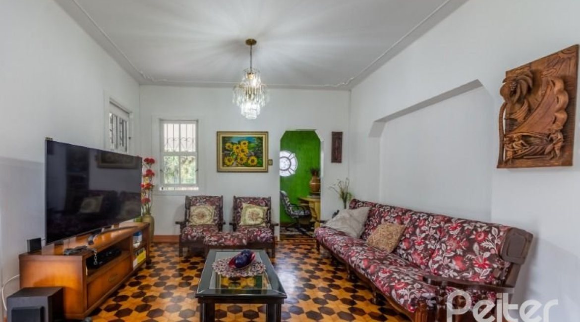 Casa à venda com 377m², 4 dormitórios, 3 suítes, 4 vagas, no bairro Vila Assunção em Porto Alegre