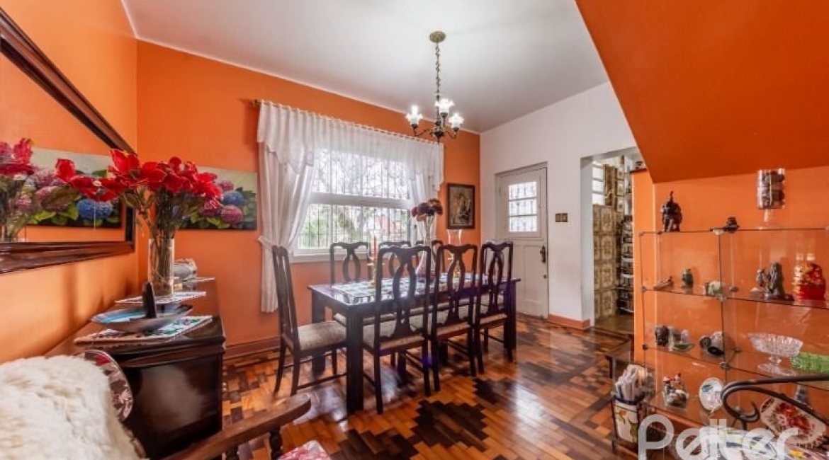 Casa à venda com 377m², 4 dormitórios, 3 suítes, 4 vagas, no bairro Vila Assunção em Porto Alegre