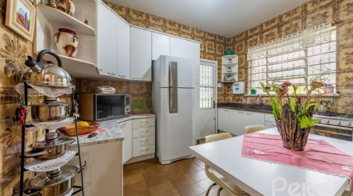 Casa à venda com 377m², 4 dormitórios, 3 suítes, 4 vagas, no bairro Vila Assunção em Porto Alegre