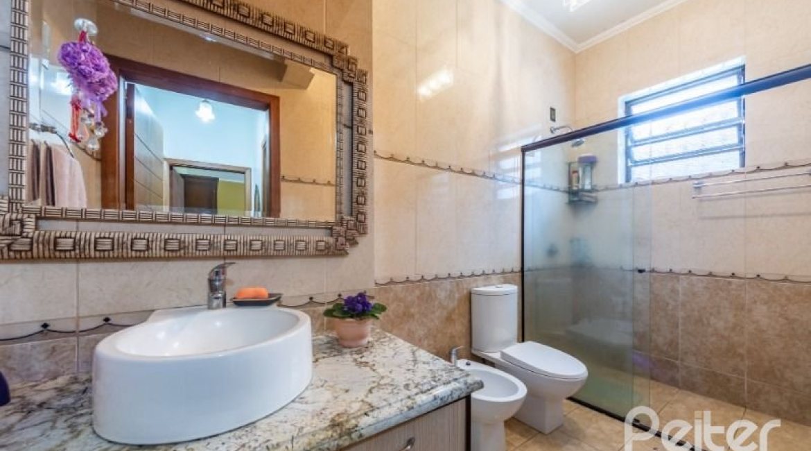 Casa à venda com 377m², 4 dormitórios, 3 suítes, 4 vagas, no bairro Vila Assunção em Porto Alegre