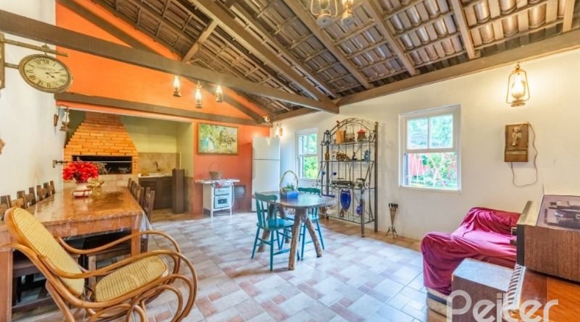 Casa à venda com 377m², 4 dormitórios, 3 suítes, 4 vagas, no bairro Vila Assunção em Porto Alegre