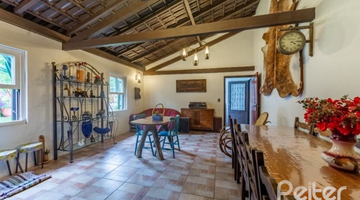 Casa à venda com 377m², 4 dormitórios, 3 suítes, 4 vagas, no bairro Vila Assunção em Porto Alegre