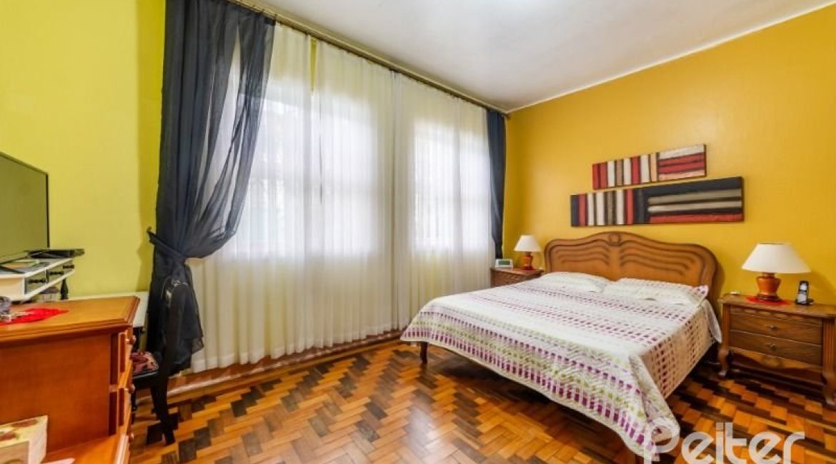 Casa à venda com 377m², 4 dormitórios, 3 suítes, 4 vagas, no bairro Vila Assunção em Porto Alegre