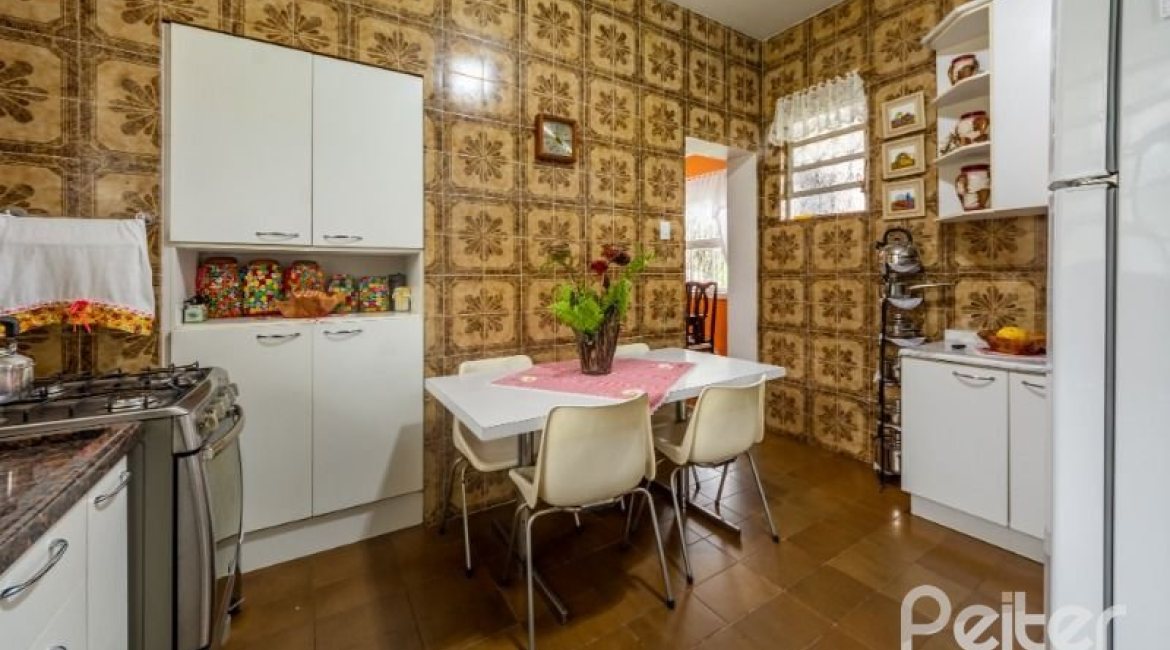 Casa à venda com 377m², 4 dormitórios, 3 suítes, 4 vagas, no bairro Vila Assunção em Porto Alegre