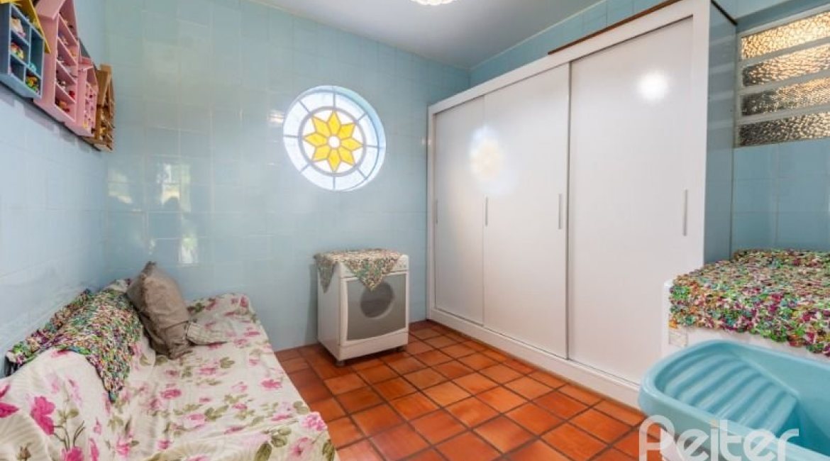 Casa à venda com 377m², 4 dormitórios, 3 suítes, 4 vagas, no bairro Vila Assunção em Porto Alegre