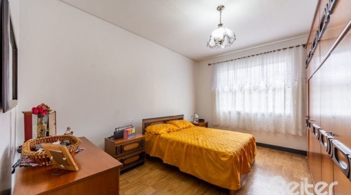 Casa à venda com 377m², 4 dormitórios, 3 suítes, 4 vagas, no bairro Vila Assunção em Porto Alegre