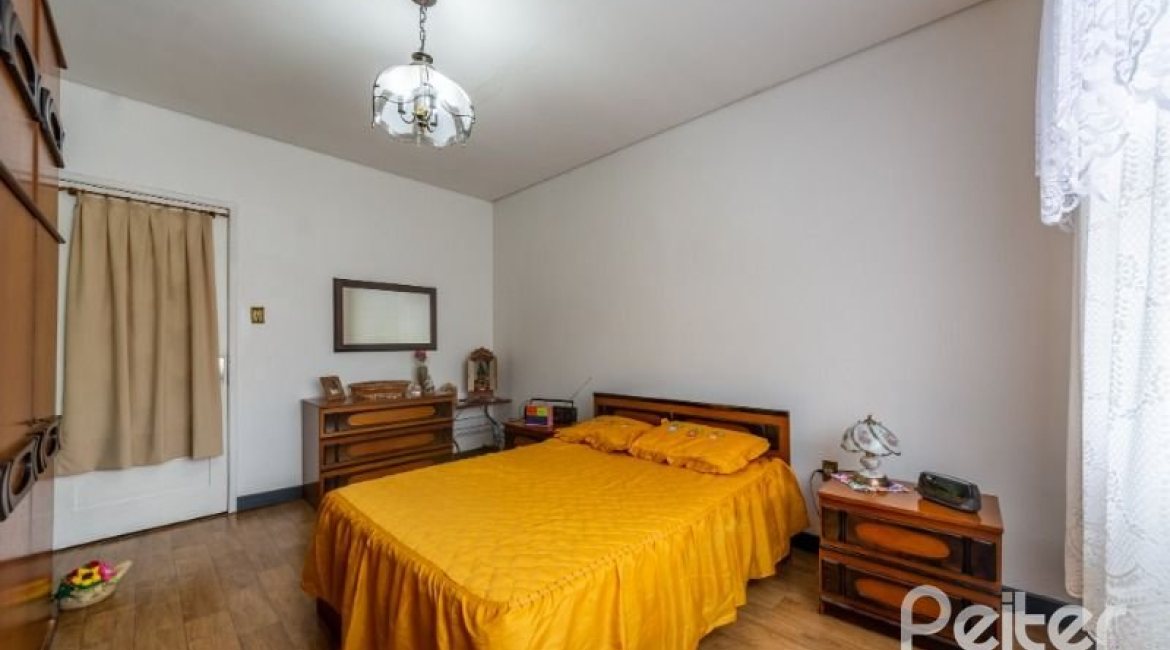 Casa à venda com 377m², 4 dormitórios, 3 suítes, 4 vagas, no bairro Vila Assunção em Porto Alegre