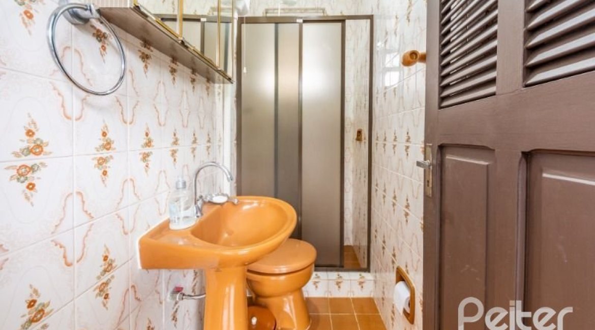 Casa à venda com 377m², 4 dormitórios, 3 suítes, 4 vagas, no bairro Vila Assunção em Porto Alegre