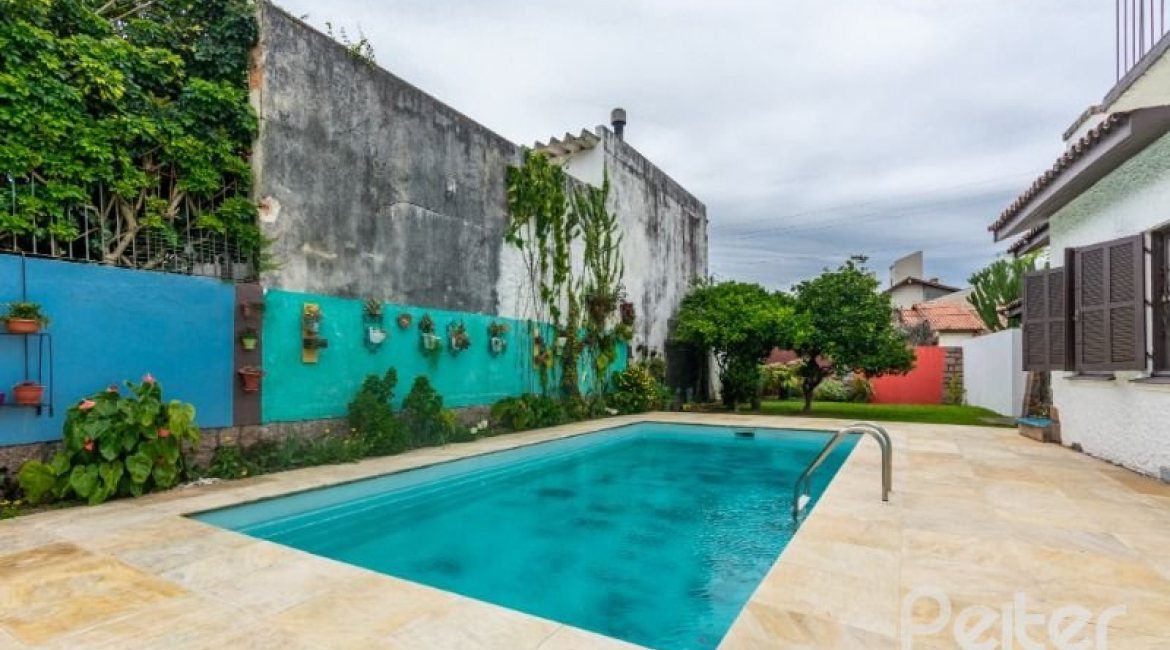 Casa à venda com 377m², 4 dormitórios, 3 suítes, 4 vagas, no bairro Vila Assunção em Porto Alegre