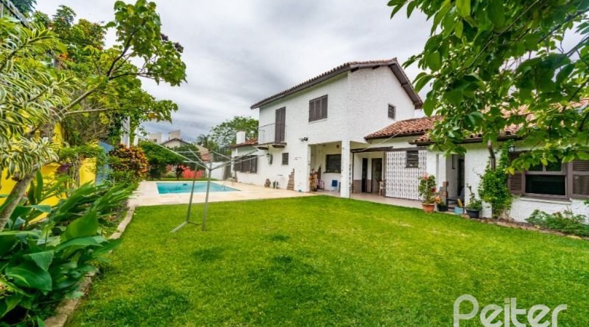 Casa à venda com 377m², 4 dormitórios, 3 suítes, 4 vagas, no bairro Vila Assunção em Porto Alegre