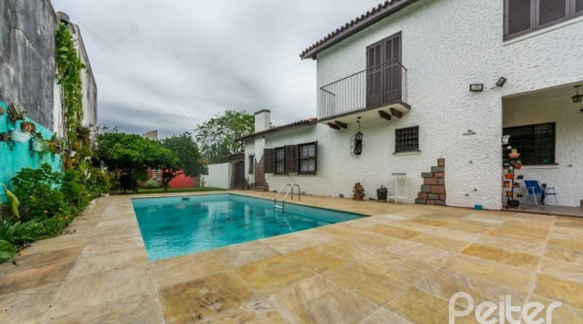 Casa à venda com 377m², 4 dormitórios, 3 suítes, 4 vagas, no bairro Vila Assunção em Porto Alegre