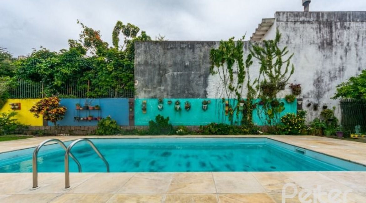 Casa à venda com 377m², 4 dormitórios, 3 suítes, 4 vagas, no bairro Vila Assunção em Porto Alegre