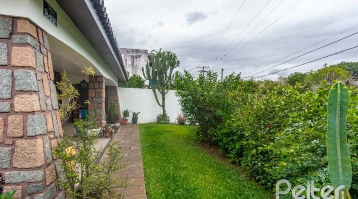 Casa à venda com 377m², 4 dormitórios, 3 suítes, 4 vagas, no bairro Vila Assunção em Porto Alegre