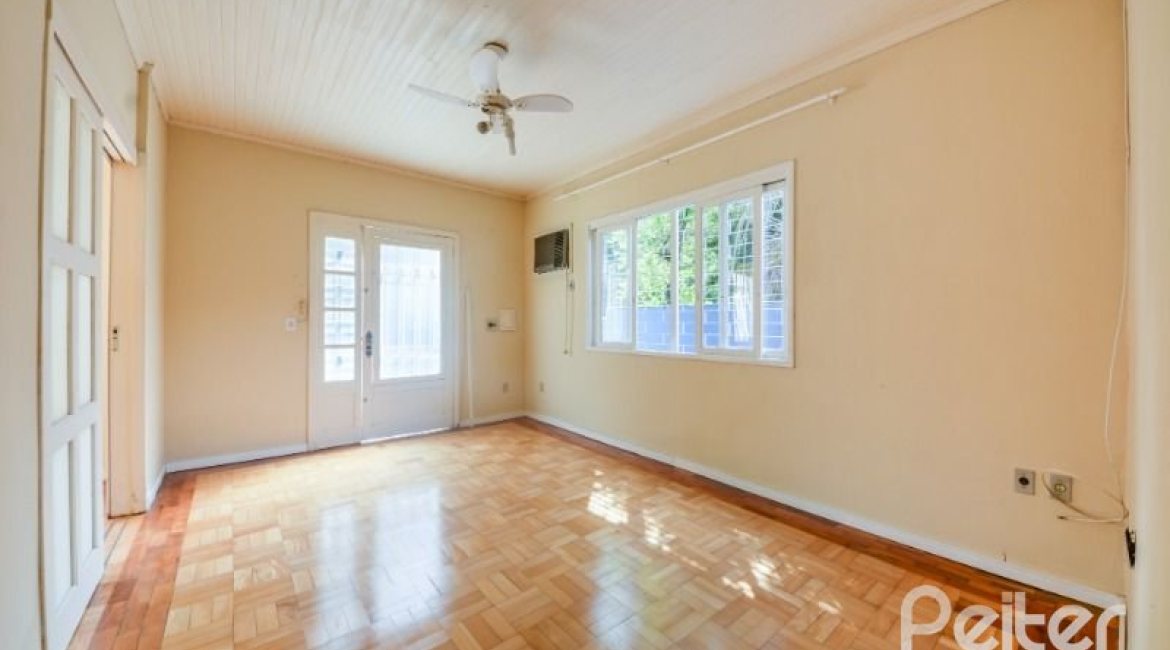 Casa à venda com 120m², 3 dormitórios, 2 vagas, no bairro Ipanema em Porto Alegre