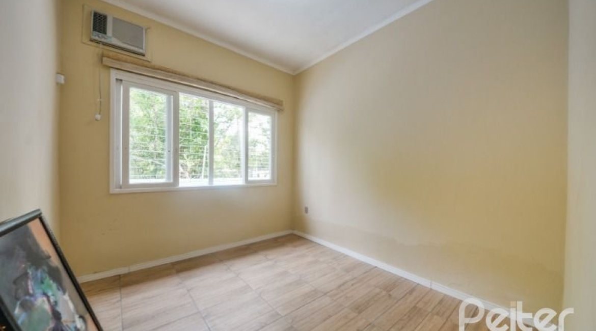 Casa à venda com 120m², 3 dormitórios, 2 vagas, no bairro Ipanema em Porto Alegre