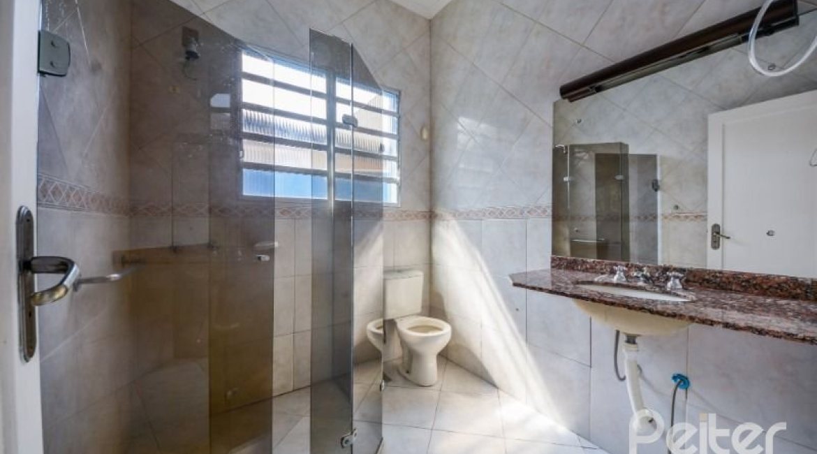 Casa à venda com 120m², 3 dormitórios, 2 vagas, no bairro Ipanema em Porto Alegre