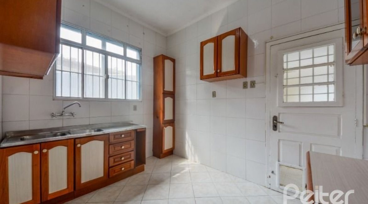 Casa à venda com 120m², 3 dormitórios, 2 vagas, no bairro Ipanema em Porto Alegre