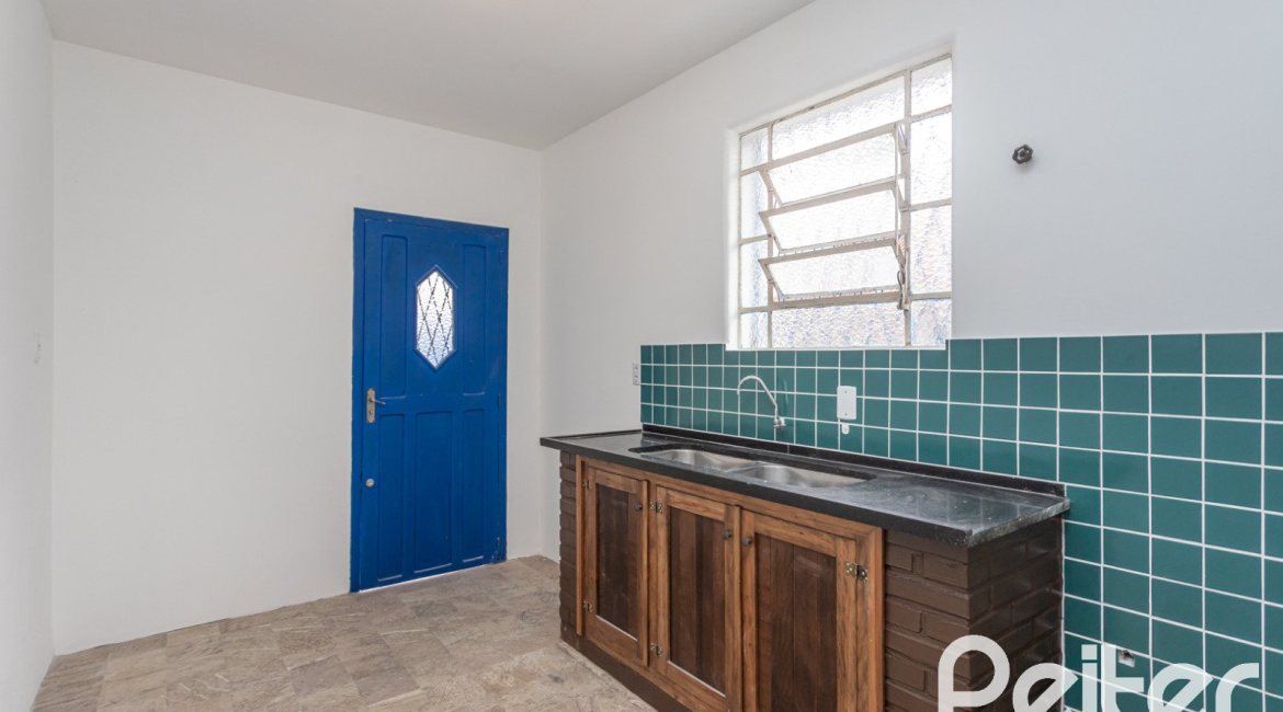 Casa à venda com 110m², 2 dormitórios, 2 vagas, no bairro Tristeza em Porto Alegre