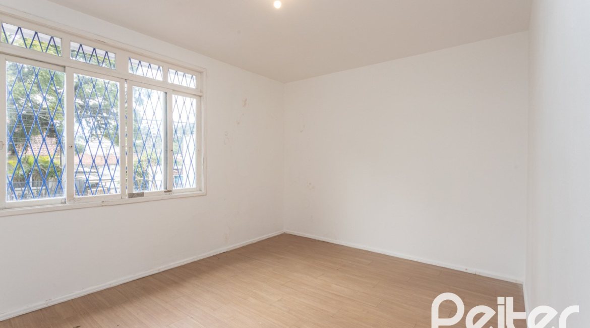 Casa à venda com 110m², 2 dormitórios, 2 vagas, no bairro Tristeza em Porto Alegre