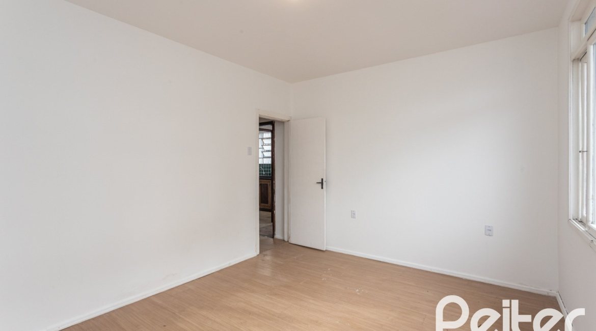 Casa à venda com 110m², 2 dormitórios, 2 vagas, no bairro Tristeza em Porto Alegre