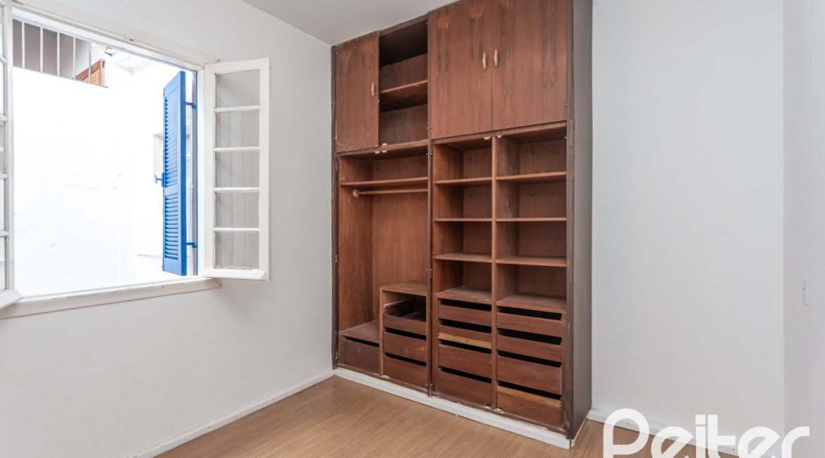 Casa à venda com 110m², 2 dormitórios, 2 vagas, no bairro Tristeza em Porto Alegre