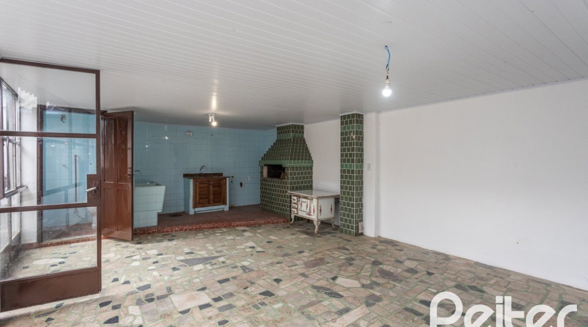 Casa à venda com 110m², 2 dormitórios, 2 vagas, no bairro Tristeza em Porto Alegre