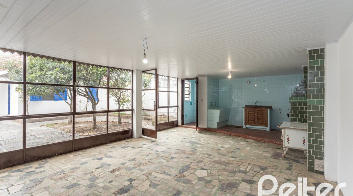 Casa à venda com 110m², 2 dormitórios, 2 vagas, no bairro Tristeza em Porto Alegre