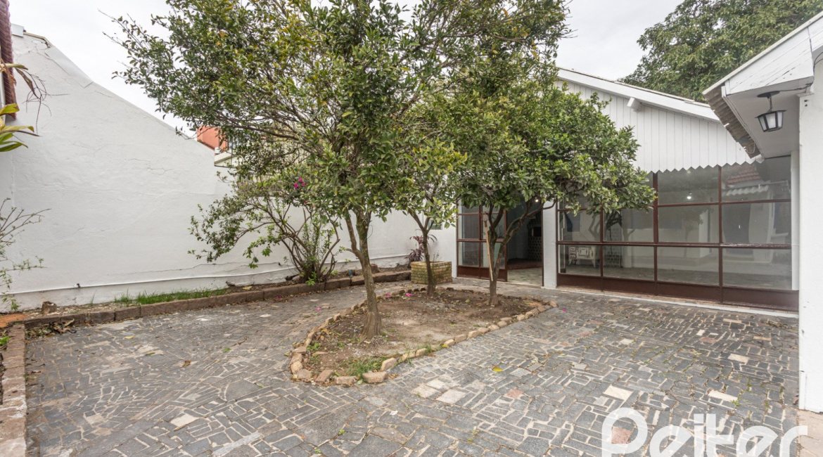 Casa à venda com 110m², 2 dormitórios, 2 vagas, no bairro Tristeza em Porto Alegre