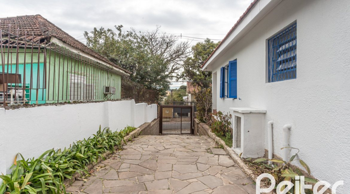 Casa à venda com 110m², 2 dormitórios, 2 vagas, no bairro Tristeza em Porto Alegre