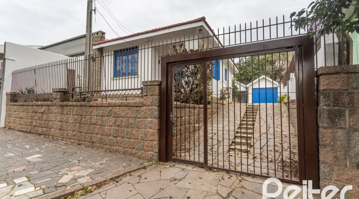 Casa à venda com 110m², 2 dormitórios, 2 vagas, no bairro Tristeza em Porto Alegre