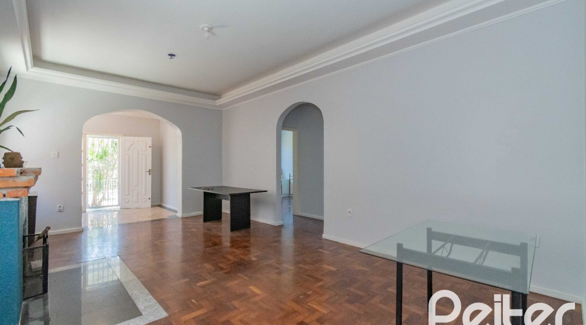 Casa à venda com 134m², 2 dormitórios, 2 suítes, 2 vagas, no bairro Vila Assunção em Porto Alegre