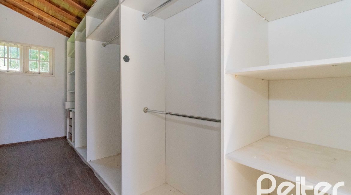 Casa à venda com 134m², 2 dormitórios, 2 suítes, 2 vagas, no bairro Vila Assunção em Porto Alegre