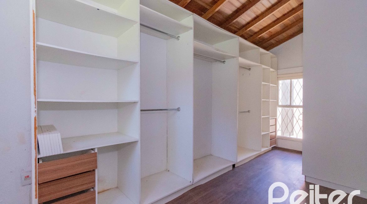 Casa à venda com 134m², 2 dormitórios, 2 suítes, 2 vagas, no bairro Vila Assunção em Porto Alegre