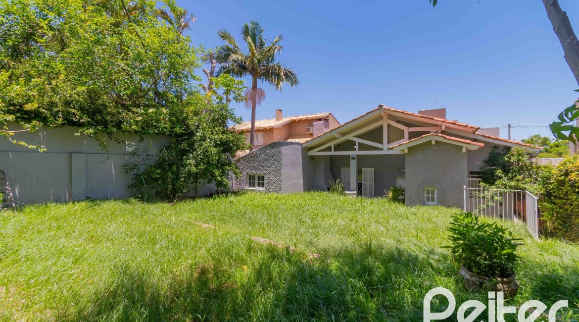 Casa à venda com 134m², 2 dormitórios, 2 suítes, 2 vagas, no bairro Vila Assunção em Porto Alegre