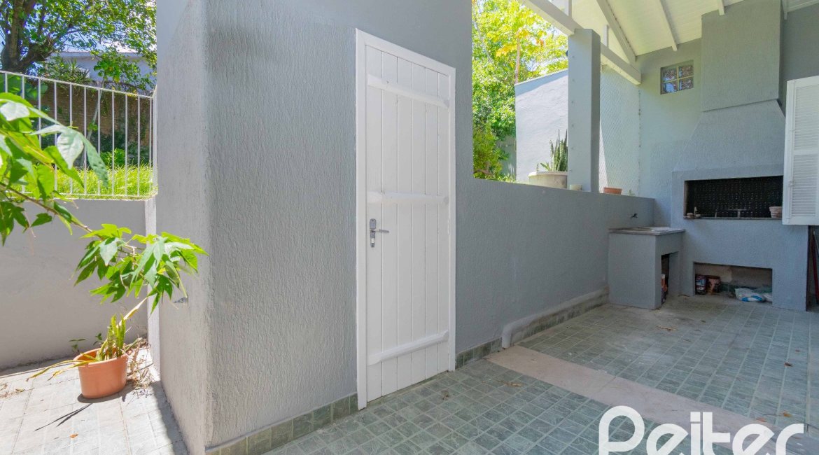 Casa à venda com 134m², 2 dormitórios, 2 suítes, 2 vagas, no bairro Vila Assunção em Porto Alegre