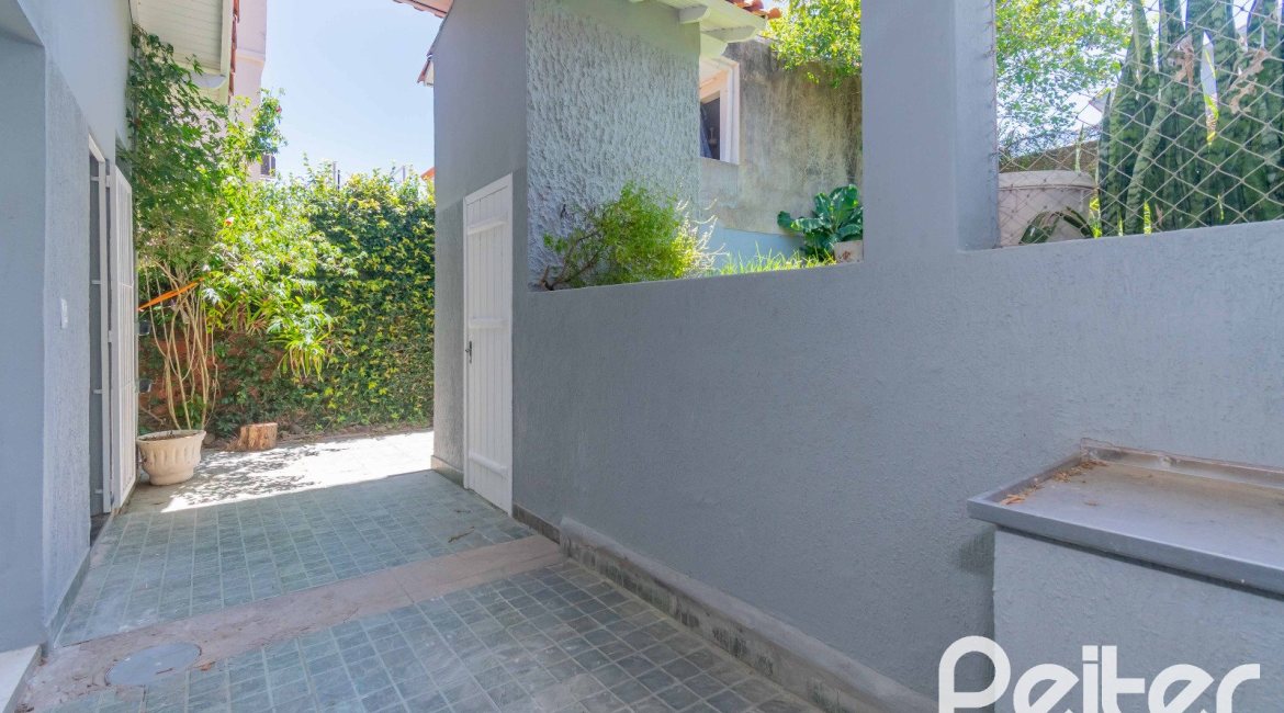 Casa à venda com 134m², 2 dormitórios, 2 suítes, 2 vagas, no bairro Vila Assunção em Porto Alegre