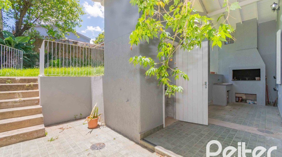 Casa à venda com 134m², 2 dormitórios, 2 suítes, 2 vagas, no bairro Vila Assunção em Porto Alegre