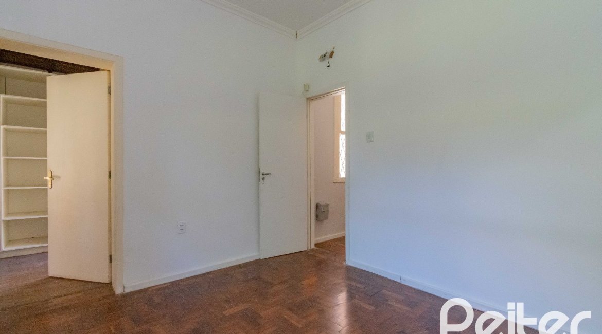 Casa à venda com 134m², 2 dormitórios, 2 suítes, 2 vagas, no bairro Vila Assunção em Porto Alegre