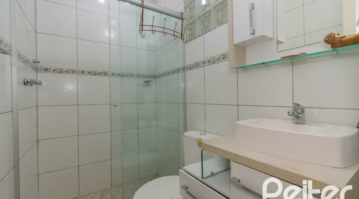 Casa à venda com 134m², 2 dormitórios, 2 suítes, 2 vagas, no bairro Vila Assunção em Porto Alegre