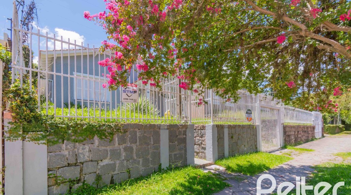 Casa à venda com 134m², 2 dormitórios, 2 suítes, 2 vagas, no bairro Vila Assunção em Porto Alegre