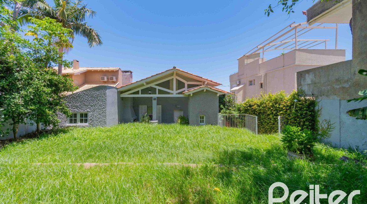 Casa à venda com 134m², 2 dormitórios, 2 suítes, 2 vagas, no bairro Vila Assunção em Porto Alegre