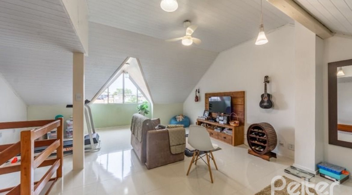 Casa em Condomínio à venda com 126m², 3 dormitórios, 1 suíte, 2 vagas, no bairro Tristeza em Porto Alegre