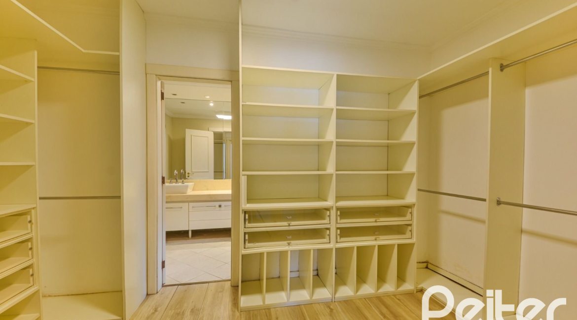 Casa em Condomínio à venda com 358m², 3 dormitórios, 3 suítes, 4 vagas, no bairro Terra Ville em PORTO ALEGRE