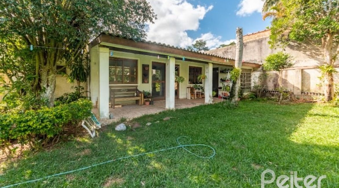 Casa à venda com 234m², 3 dormitórios, 1 suíte, 3 vagas, no bairro Vila Assunção em Porto Alegre