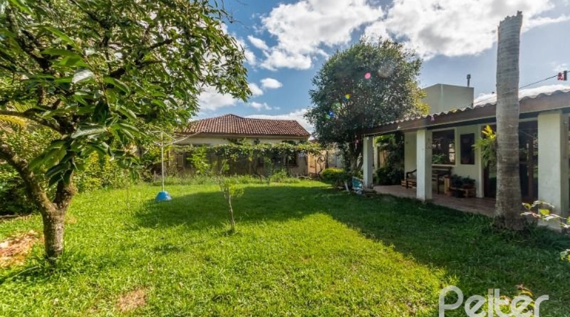 Casa à venda com 234m², 3 dormitórios, 1 suíte, 3 vagas, no bairro Vila Assunção em Porto Alegre