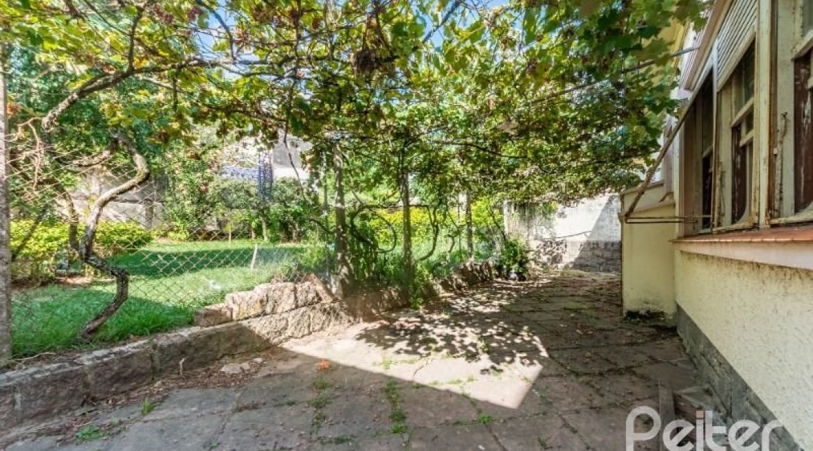 Casa à venda com 234m², 3 dormitórios, 1 suíte, 3 vagas, no bairro Vila Assunção em Porto Alegre