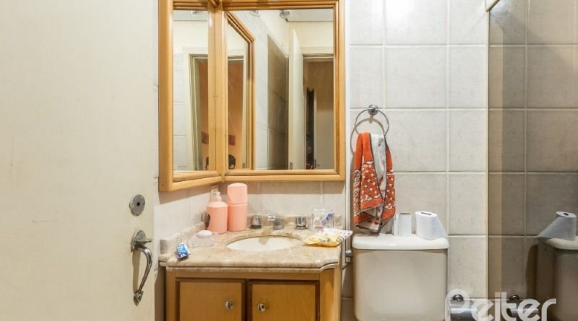 Casa à venda com 234m², 3 dormitórios, 1 suíte, 3 vagas, no bairro Vila Assunção em Porto Alegre