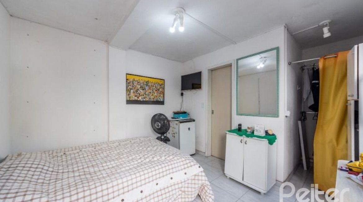 Casa à venda com 234m², 3 dormitórios, 1 suíte, 3 vagas, no bairro Vila Assunção em Porto Alegre